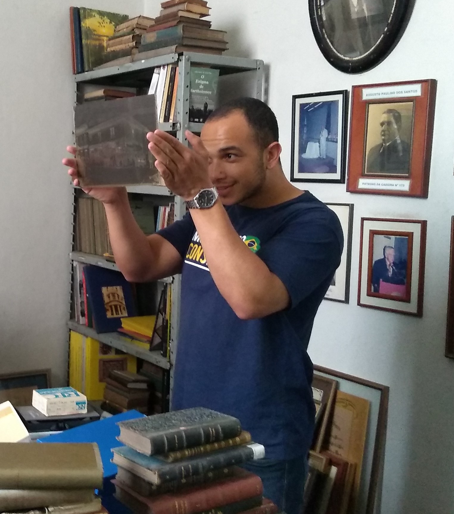 Douglas-vendo-o-acervo-feliz