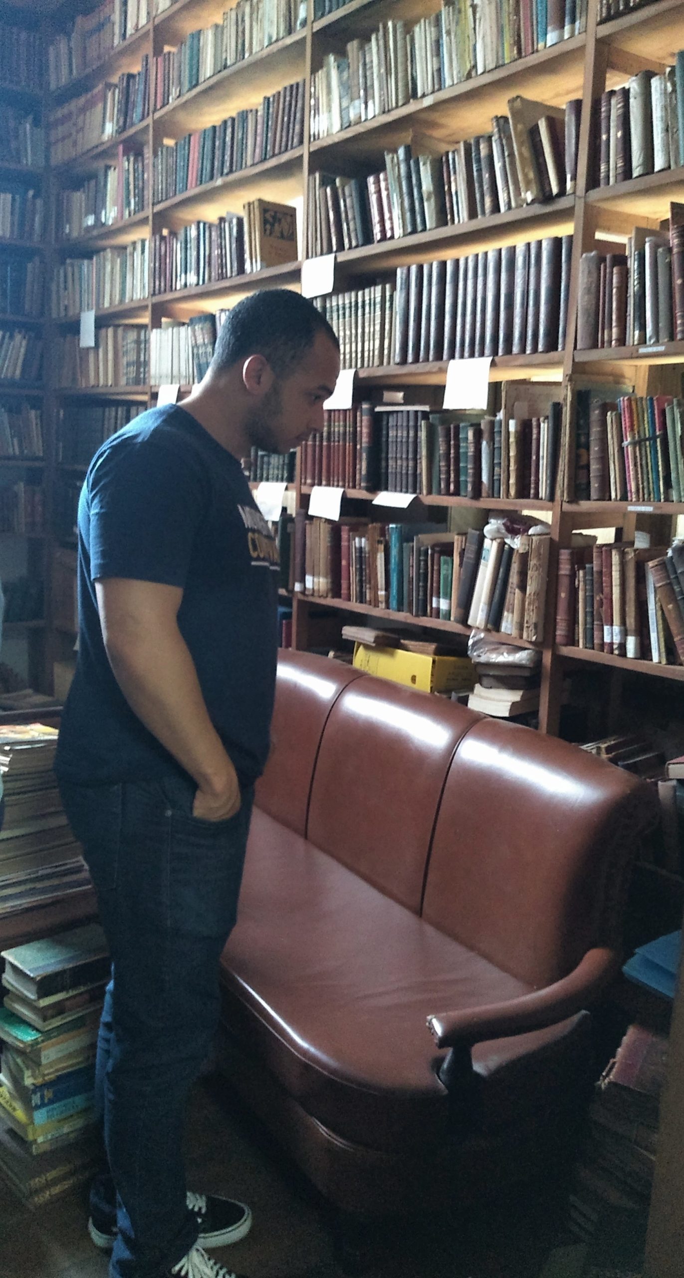 Douglas-na-biblioteca